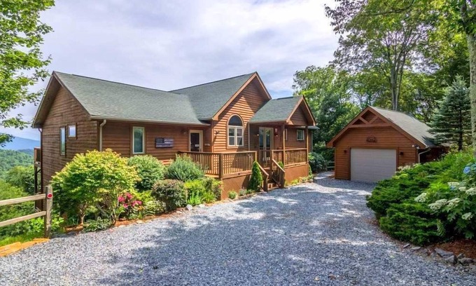 Boone Cabin | A Bear's Eye View - 10 min to Boone, Views, pets OK, pool table, hot tub!