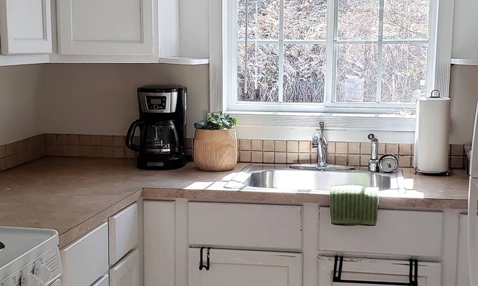 Keystone Cabin | A beautiful 2 bedroom cottage-style cabin minutes from Rushmore