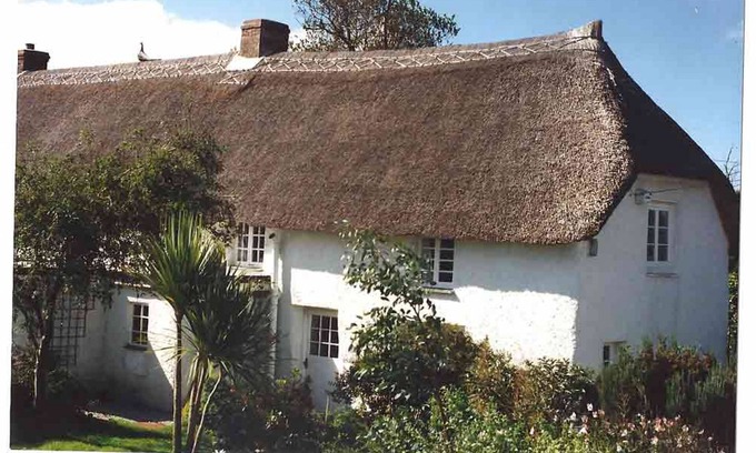 Manaccan Cottage | A beautiful 250 year old thatched cottage close to Frenchman's Creek. 2 bedrooms