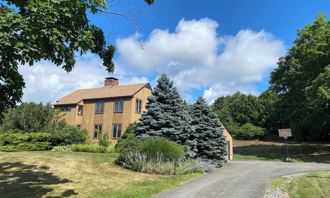 Chatham House | A BEAUTIFUL 3 BEDROOM/2.5 BATH HILLTOP HOME IDEAL FOR GREAT ESCAPES,