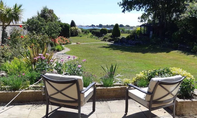 Hayling Island House | A beautiful 4/5 bedroom home with a heated indoor swimming pool in Hayling Island with substantia...