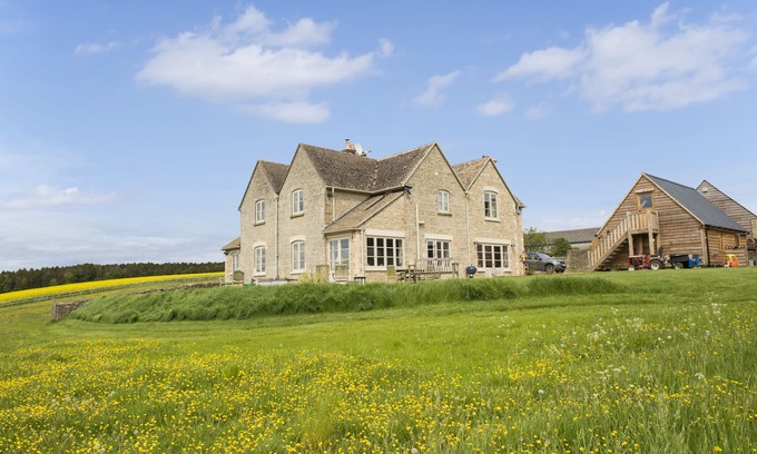 Aldsworth House | A beautiful Cotswolds home set in 3 acres. 4 bedrooms, plus a 1 bedroom annexe.