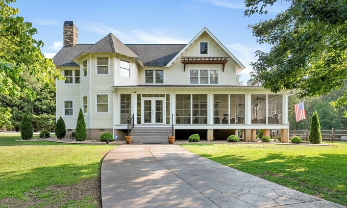 Central House | A beautiful home on 10 sprawling acres