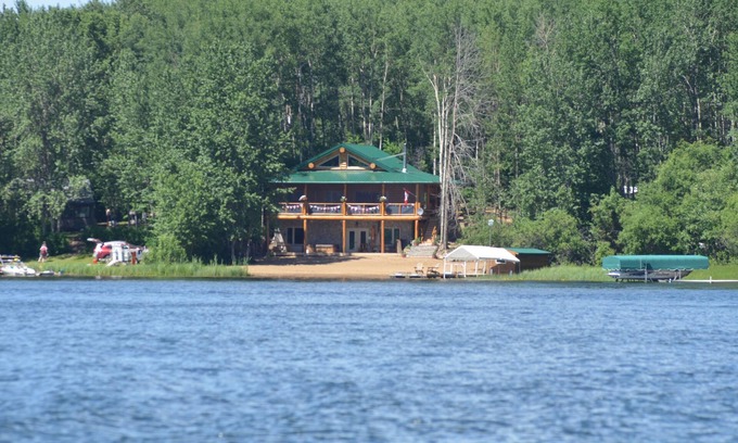 Central Alberta House | A beautiful lakefront cabin!