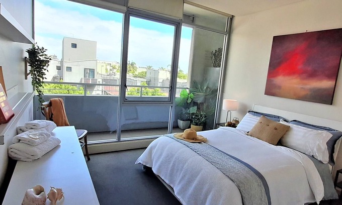 Port Melbourne Apartment | A beautiful, resort style apartment only mts to the beach in Port Melbourne!