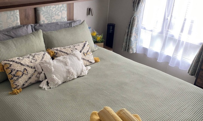Rhyd-y-foel Cabin | A beautiful romantic weekend away with a hottub under the stars π