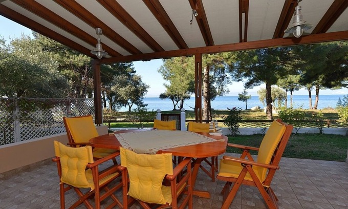 Skala Rachoniou Villa | A Beautiful Seafront House, fully Air Conditioned, Ideal for your Summer Holidays !