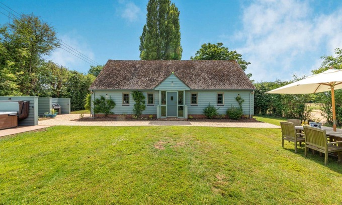 South Leigh Cottage | A beautiful three bedroom dog friendly holiday home near Oxford - Brook Cottage