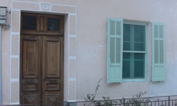 Sausses Apartment | A beautiful white house