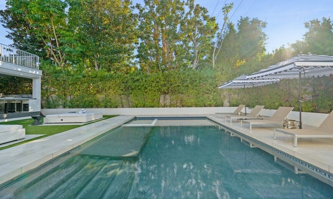 The Flats Villa | A beautifully maintained traditional style home located in the iconic Beverly Hills Flats