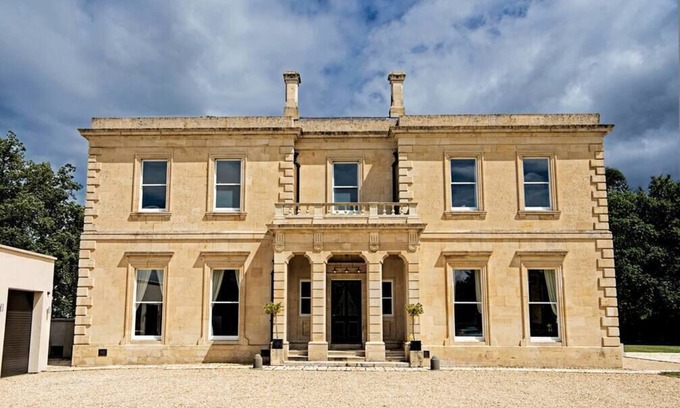 Plastow Green House | A beautifully restored hall (PH)