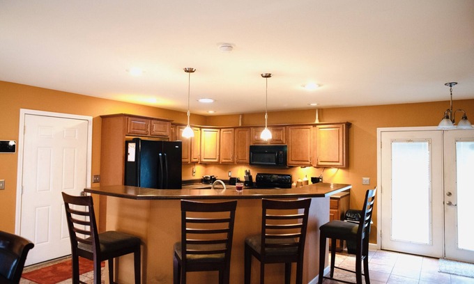 Mitchell House | A Big Sprawling house on a large lot -15 to Downtown St Louis