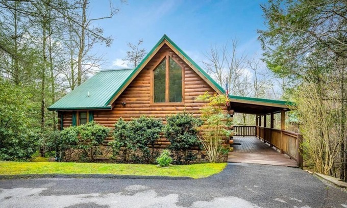 Black Bear Falls Cabin | "A Black Bear's Den" Great family fun!