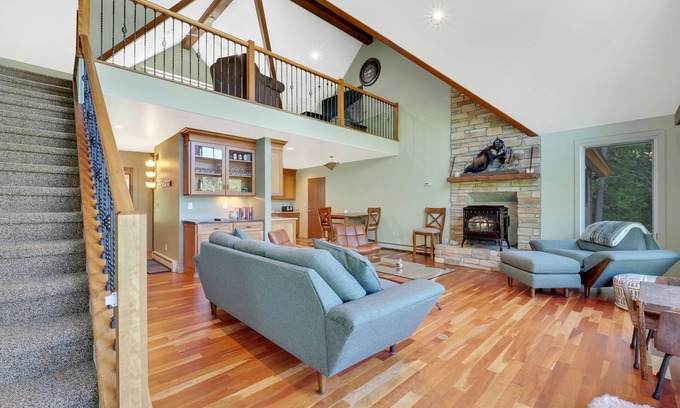East Jordan House | A Boater's Paradise | Lake Charlevoix | Private 60' Dock | Dog Friendly!