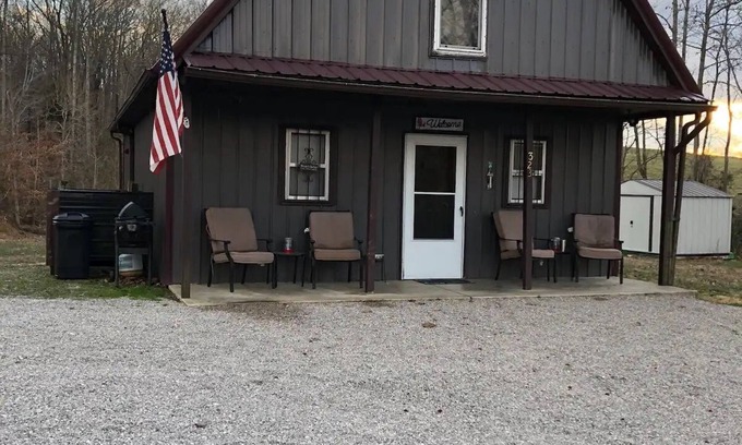 Frogue Cabin | A & C Cabin: Entire cabin- Burkesville, Kentucky, near golf course and boat ramp