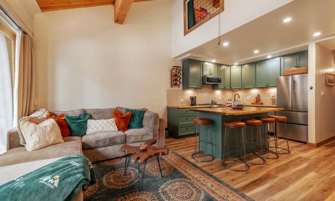 Truckee Condo | A/C Cozy Condo in Northstar Village Walk to Pools