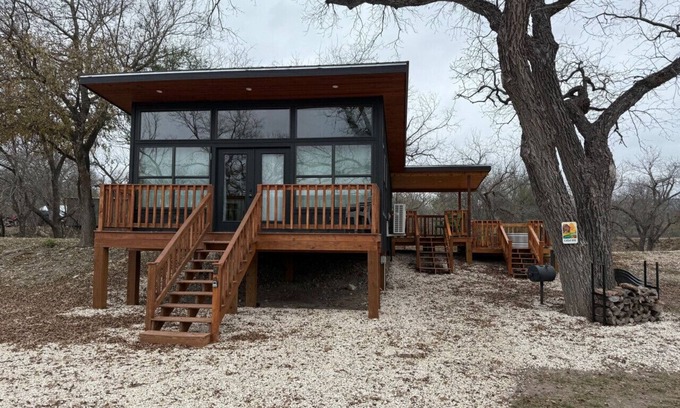 Uvalde Cabin | A cabin in the Texas Hill Country offers spectacular views of the Nueces River.