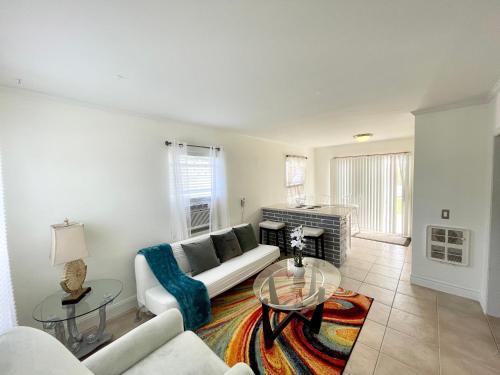 Juno Ridge Apartment | (A) Casa Azul. Minutes from the Beach & Mall