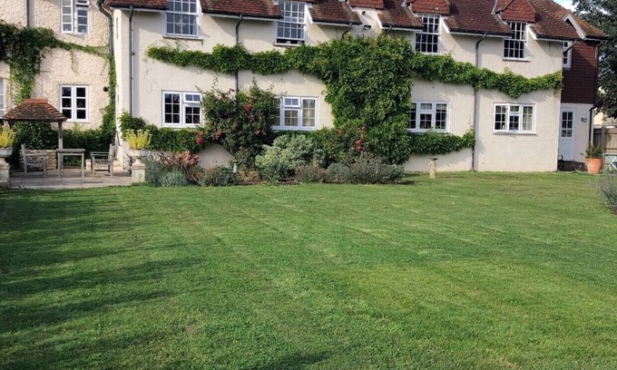 Pagham Apartment | A charming 2-bed suite 15 mins away from Chichester & Glorious Goodwood!