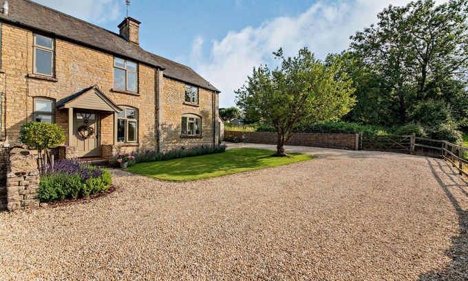 Churchill Cottage | A charming 3 bedroom holiday cottage with private parking and delightful views - 2 Orchard Cottages