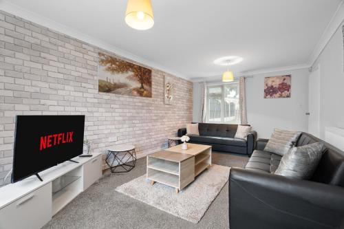 Little Hay Apartment | A Charming 3 Bed home next to NEC and Birmingham International Airport