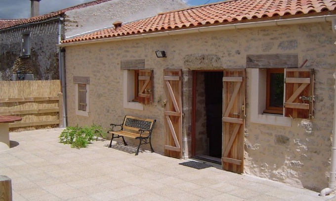 Sigournais Cottage | A charming barn in rural hamlet near Sigournais, 30 minutes from Puy du Fou.
