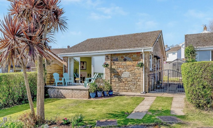 Horton Cottage | A charming bungalow in Port Eynon, Gower, just minutes from the beach.