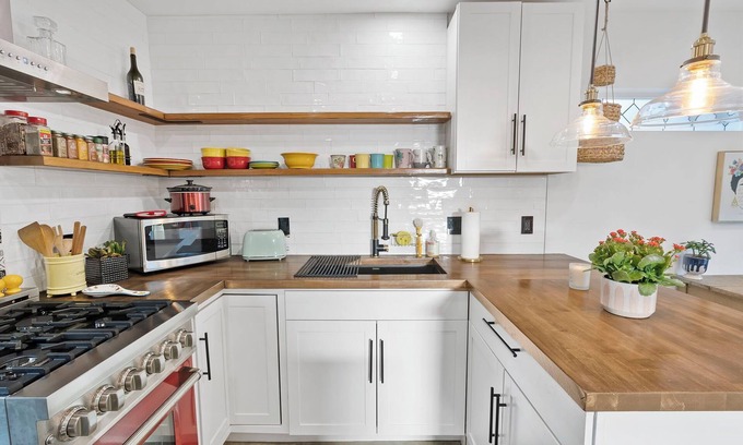 Crenshaw Cottage | A Charming detached guesthouse with everything