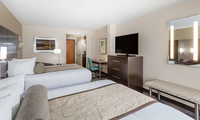 Airport North House | A Charming Group Hideaway! Enjoy Free Breakfast