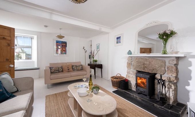 Marazion Cottage | A charming pet-friendly coastal cottage in Marazion jus a few metres from the sea with parking