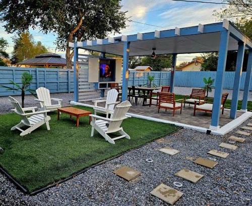 Edinburg House | A charming villa with a spectacular pergola and patio