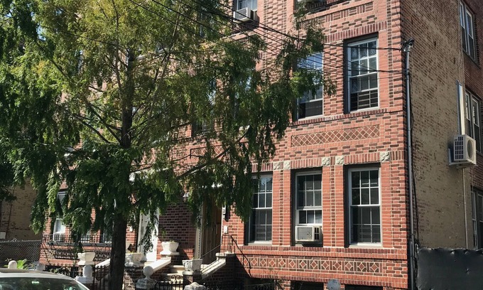 East Flatbush Apartment | A charming yet modern apartment 45 minutes to Manhattan. Corp/Long-term welcome