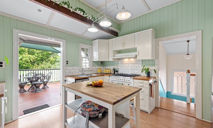 Woolloongabba House | A Colourful Life! 4Bed/2.5Bath/1Car ~ Queenslander