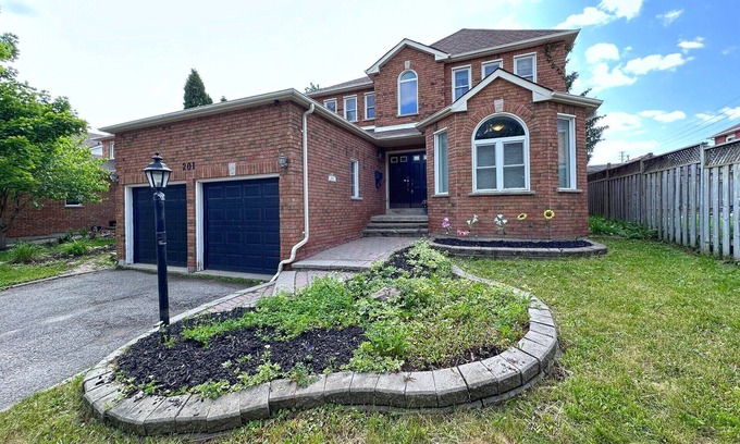 Barrie House | A Comfort House in Barrie