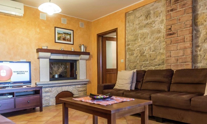 Marasi Cottage | A comfortable holiday home with private pool and garden near the Lim Canal