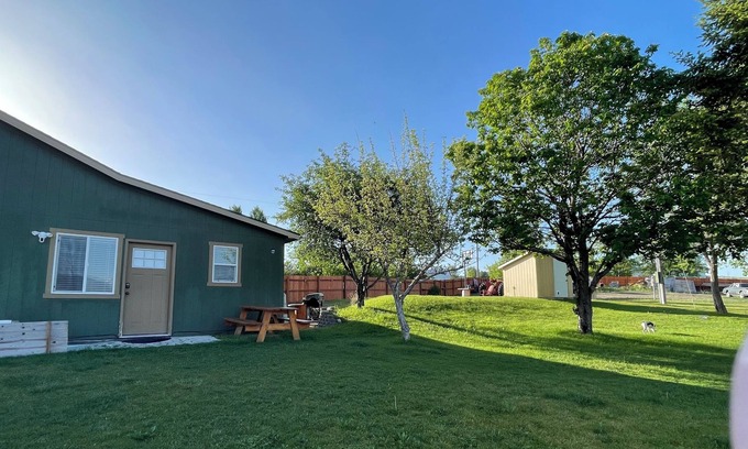 Corvallis Apartment | A comfortable retreat to relax. Amazing mountain-views & pet friendly.