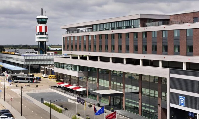 Zestienhoven Hotel | A Comfortable Stay a Short Walk from the Terminal! Onsite Dining! Rooftop Bar