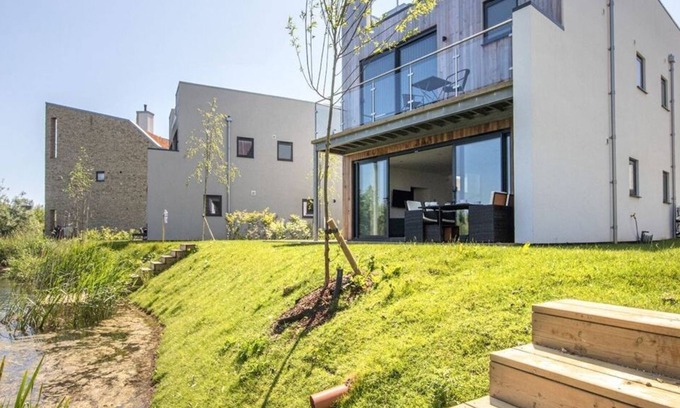 Malmesbury House | A contemporary glass fronted lake side home that sleeps 8 guests in 4 bedrooms