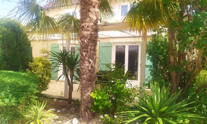 La Guerche-sur-l'Aubois House | A cool house for the summer, in a quiet, flowery garden, relaxation assured.