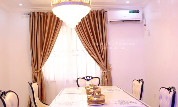 Ibadan House | A Cosy 5 bedroom, 2 living-room 2 kitchen and 6 bathroom available for short let