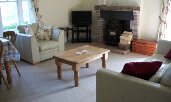 Garn Fadryn Cottage | A cosy, traditional two-bedroomed cottage with log burner and central heating.