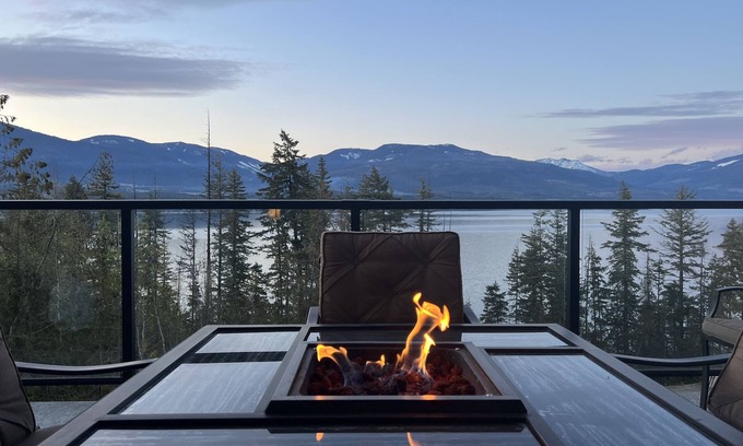 Blind Bay House | A Cozy And Modern Retreat On Shuswap Lake