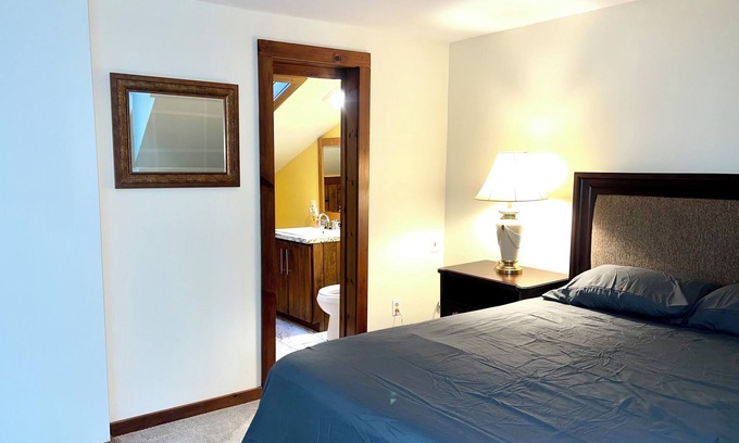 Weybridge Apartment | A cozy apartment suite by the mountain with stunning views