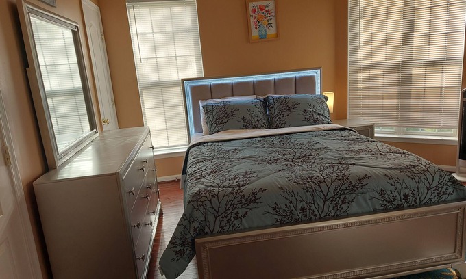 Bowie House | A cozy bedroom in a house in the heart of Bowie Maryland. 10 to 15 minutes to DC