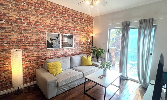 Trinity - Bellwoods House | A Cozy & Bright Apartment w/Terrace-Friendly Neighbourhood Downtown Toronto