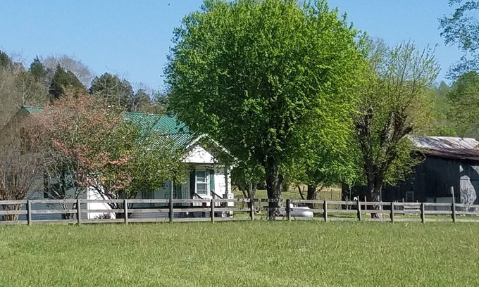 Thompson's Station House | A cozy cottage located 4 miles from Leiper's Fork in Williamson County TN