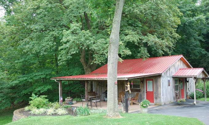 Cloverleaf Cabin | A Cozy Cottage Near the Heart of All Louisville Attractions!