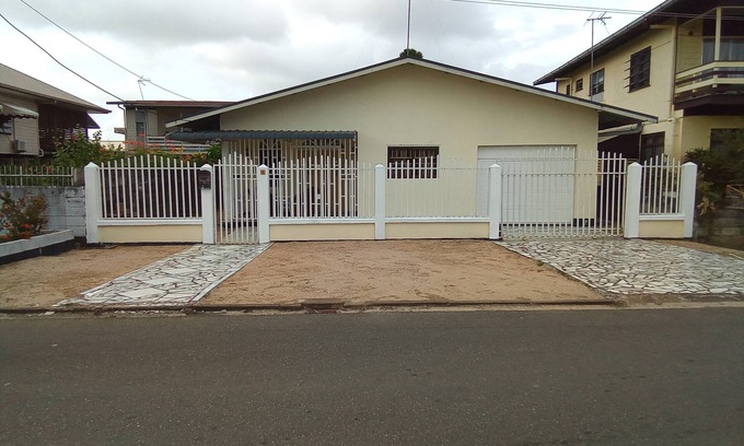 Paramaribo House | A cozy, detached vacation home in Care and Hope/Hermitage.