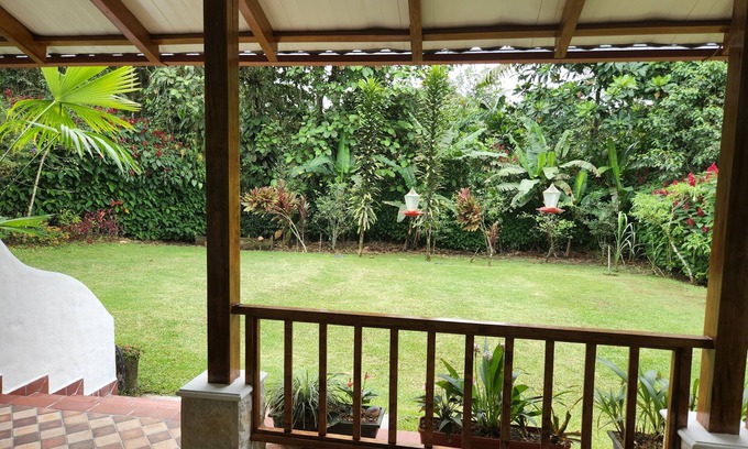 Pedro Vicente Maldonado House | A cozy and colorful house in a wonderful natural environment.