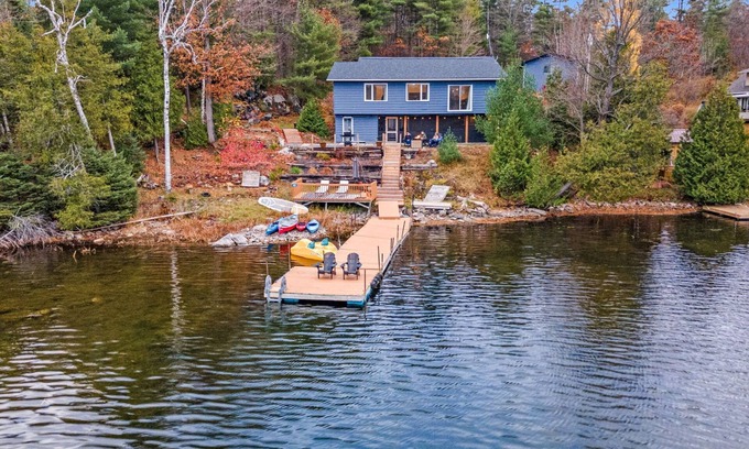 Lanark Highlands Ski Chalet | A cozy escape on the lake with a hot tub